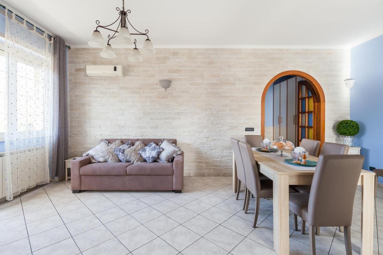 Casa Vacanze Giramondo 피우미치노 외부 사진